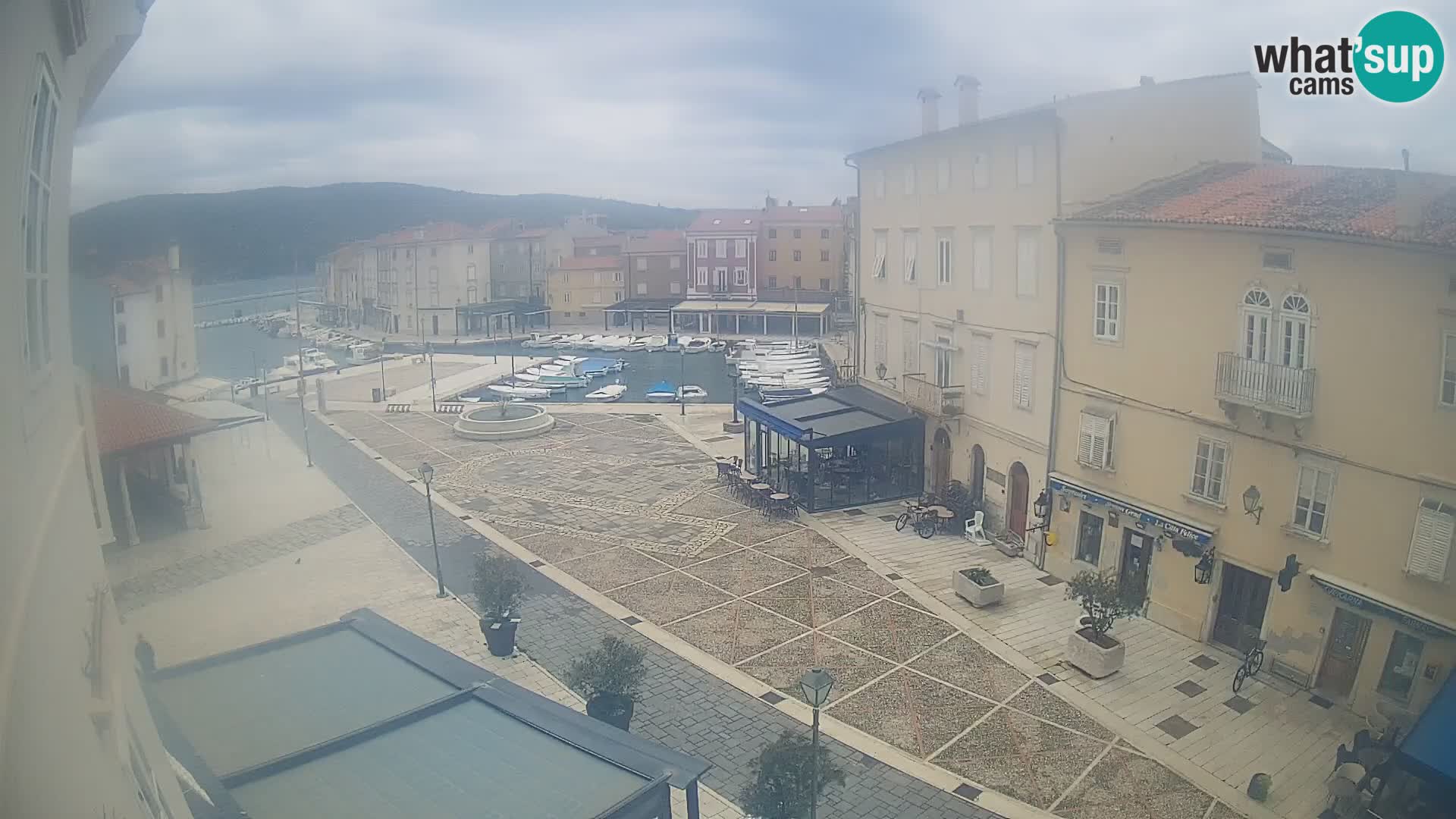 LIVE cam Cres city – place principale et “mandrač” – île de Cres – Croatie