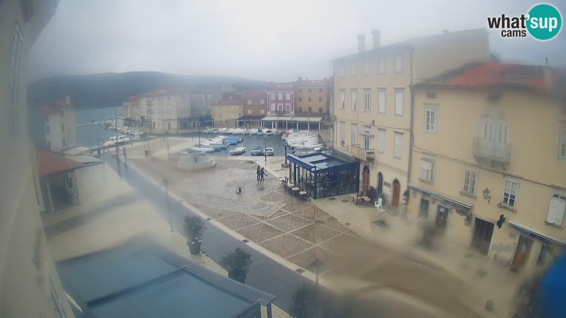 LIVE cam Cres city – place principale et “mandrač” – île de Cres – Croatie