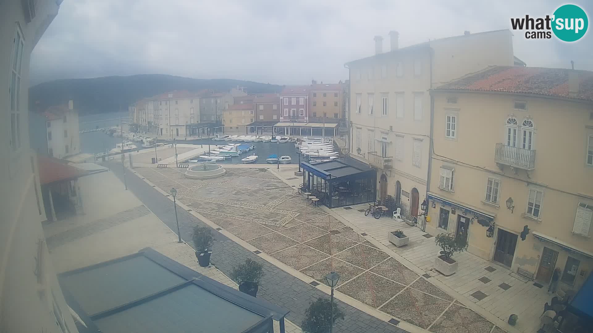 LIVE cam Cres città – piazza principale e “mandrač” – isola di Cherso – Croazia