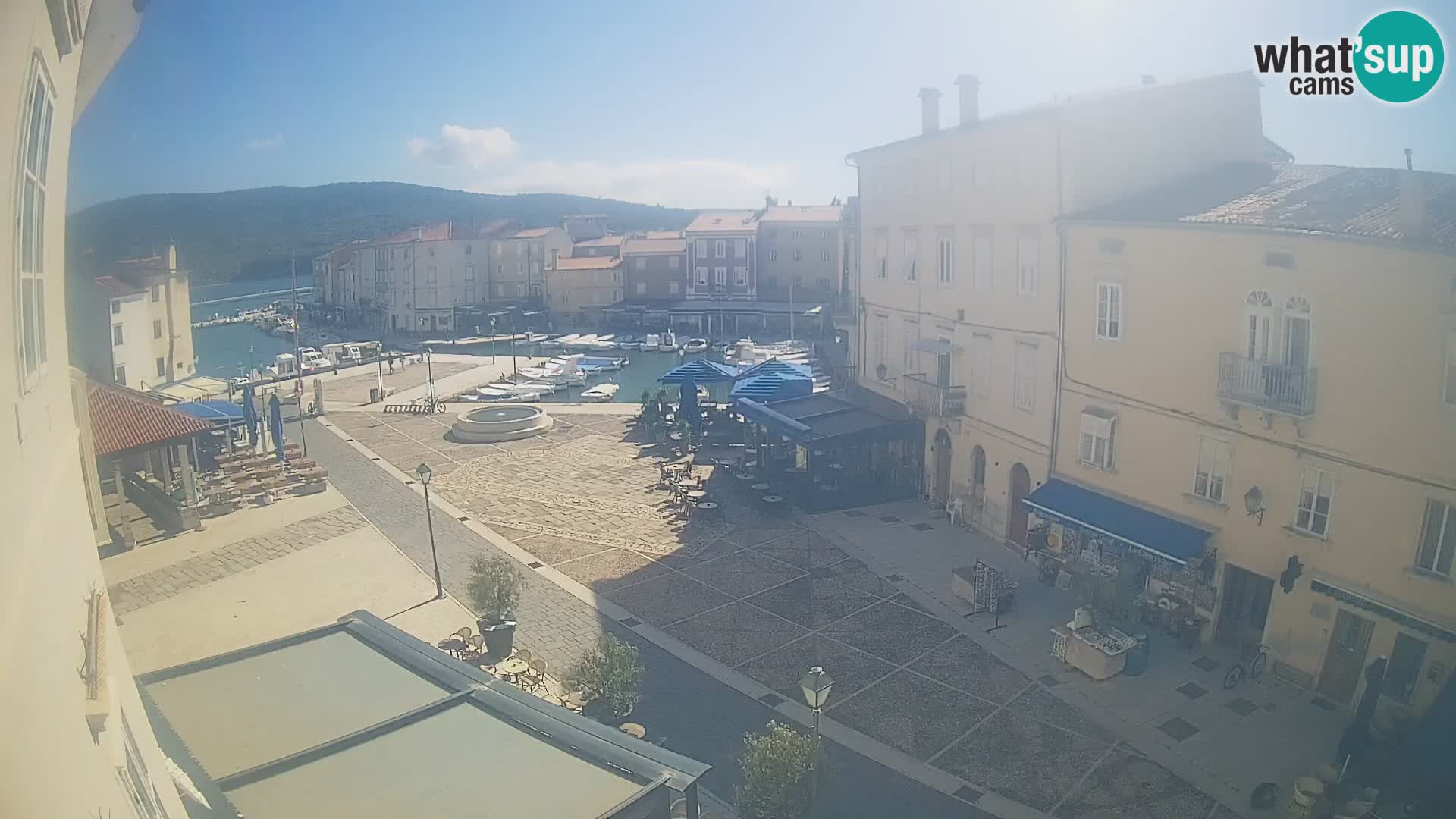 V ŽIVO spletna kamera Cres mesto – glavni trg in “mandrač” – otok Cres – Hrvaška