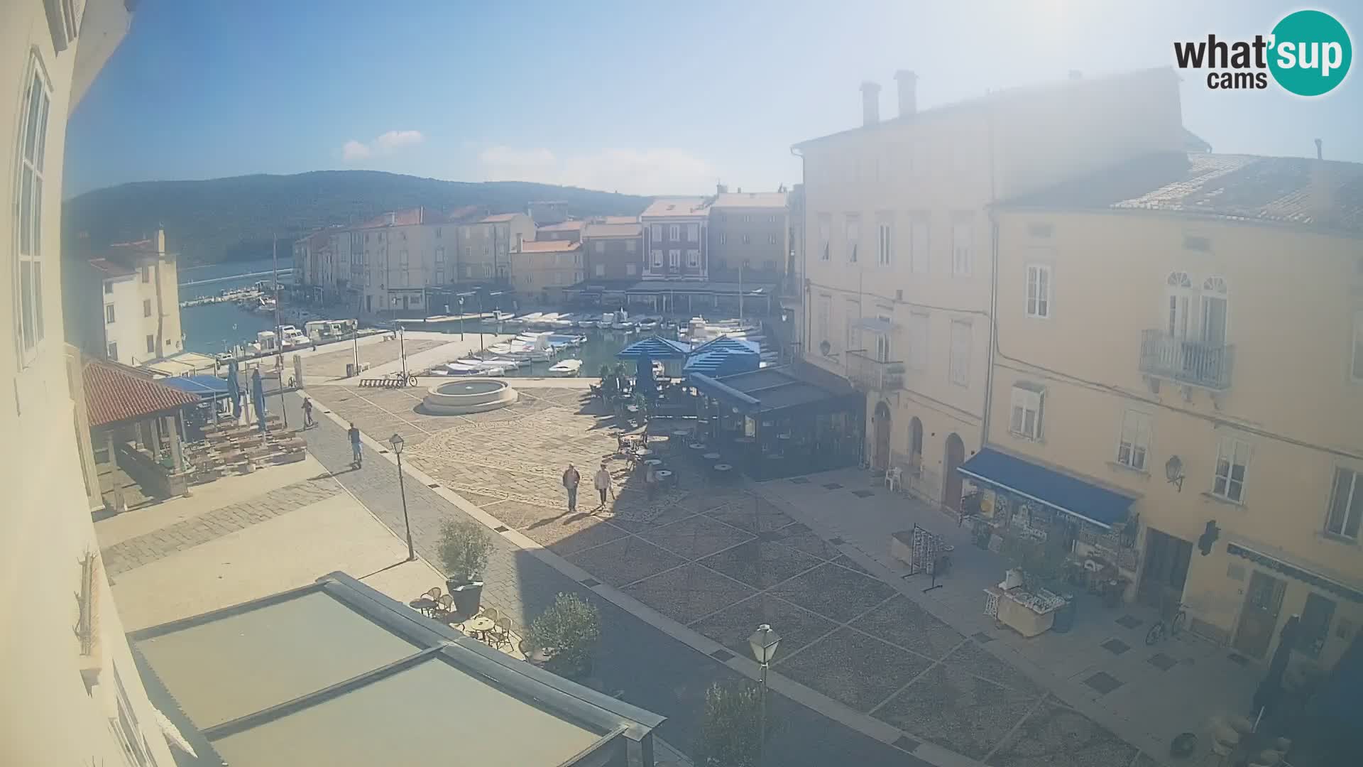 V ŽIVO spletna kamera Cres mesto – glavni trg in “mandrač” – otok Cres – Hrvaška