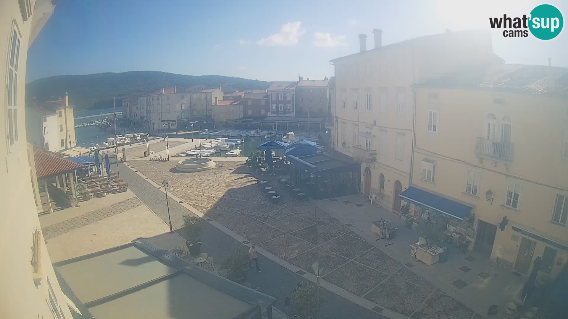 Kamera v ŽIVO Cres mesto – glavni trg in “mandrač” – otok Cres – Hrvaška