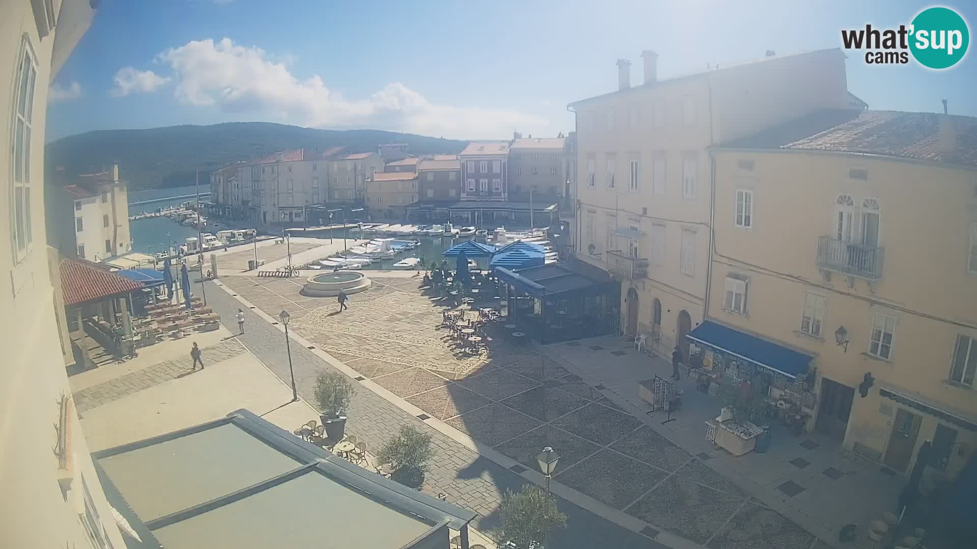 Web kamera Grad Cres – glavni trg i “mandrač” – otok Cres