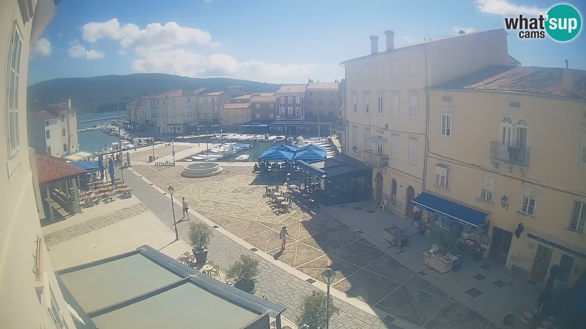 V ŽIVO spletna kamera Cres mesto – glavni trg in “mandrač” – otok Cres – Hrvaška