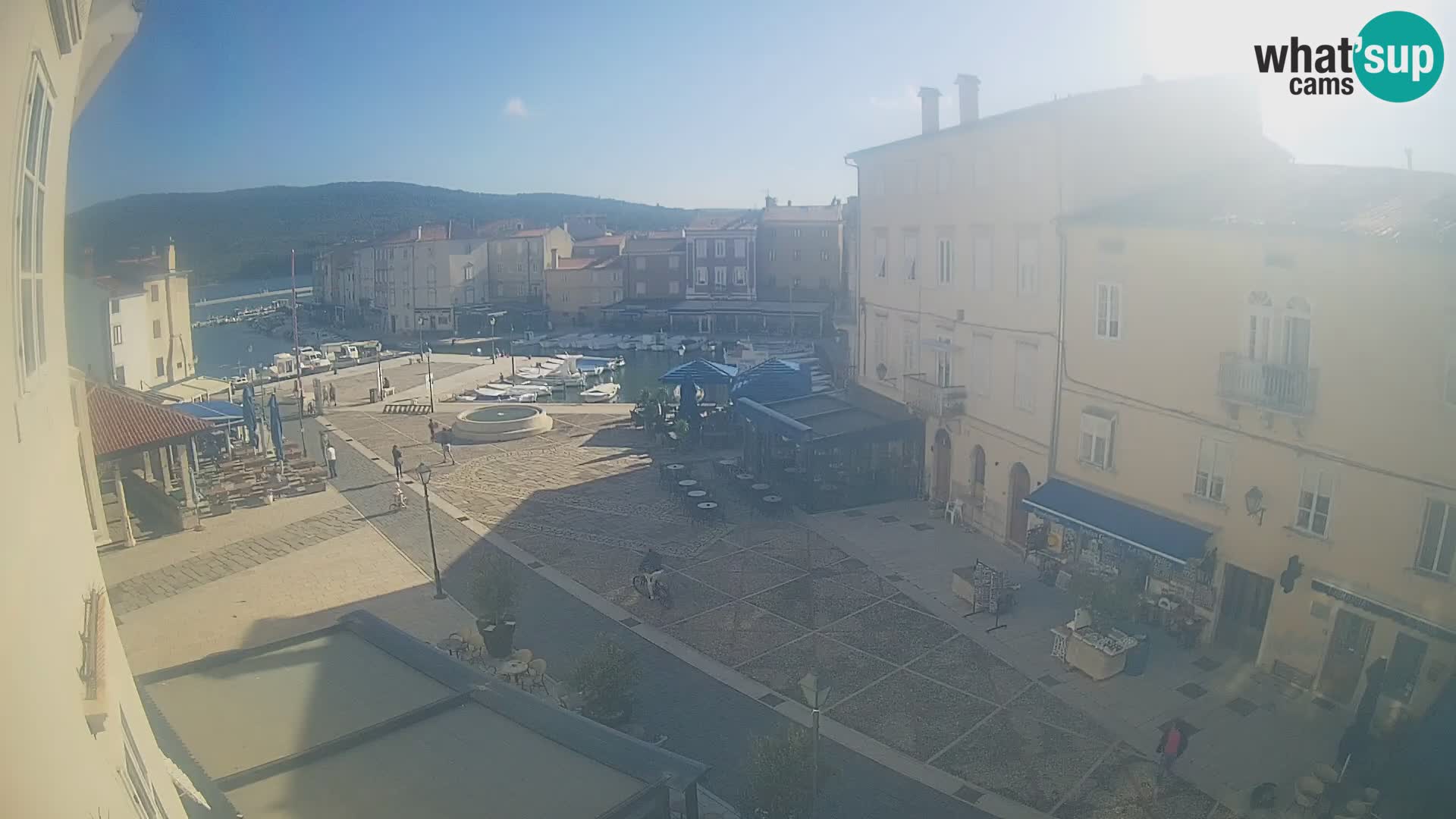 Cámara en vivo ciudad de Cres – plaza principal y “mandrač” – isla de Cres – Croacia