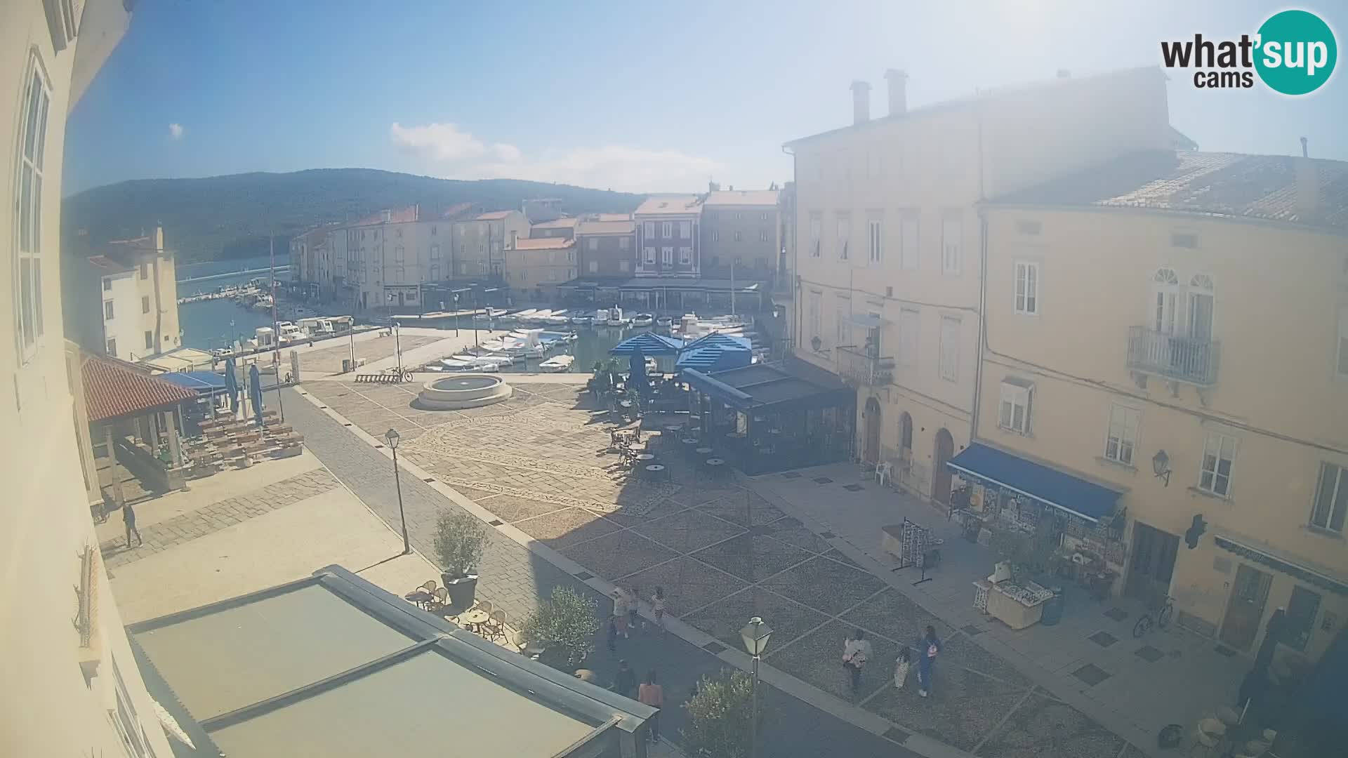 Kamera v ŽIVO Cres mesto – glavni trg in “mandrač” – otok Cres – Hrvaška