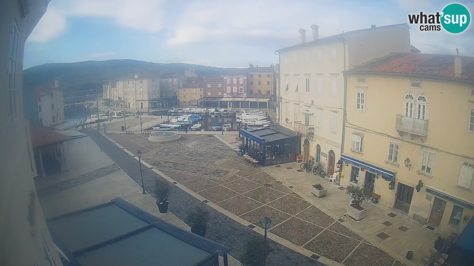 LIVE cam Cres city – place principale et “mandrač” – île de Cres – Croatie