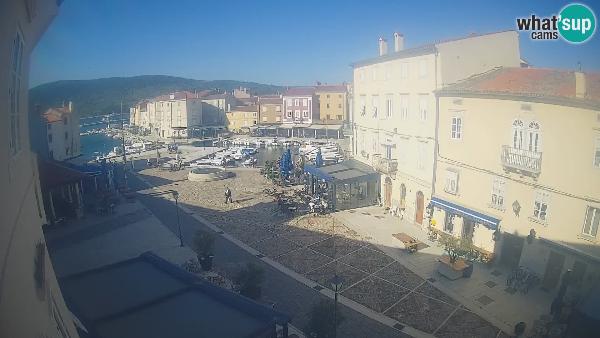 Web kamera Grad Cres – glavni trg i “mandrač” – otok Cres