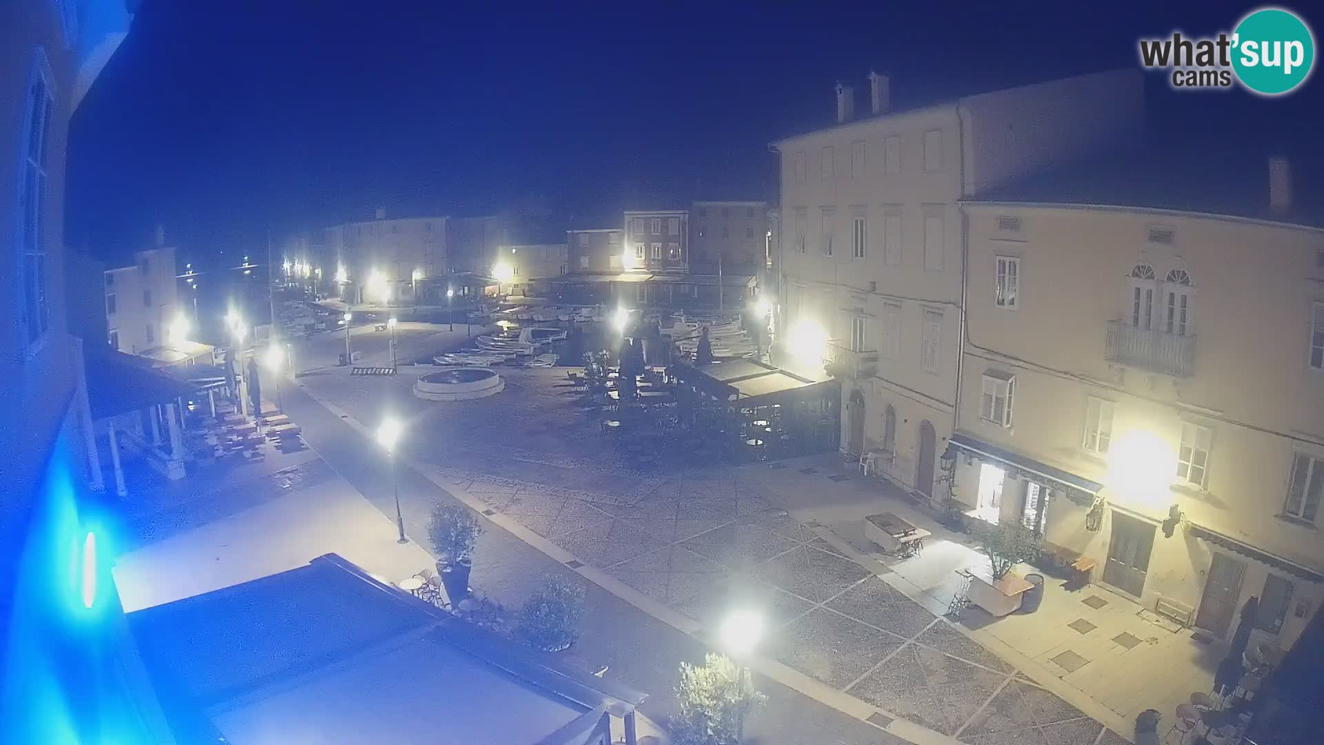 Web kamera Grad Cres – glavni trg i “mandrač” – otok Cres