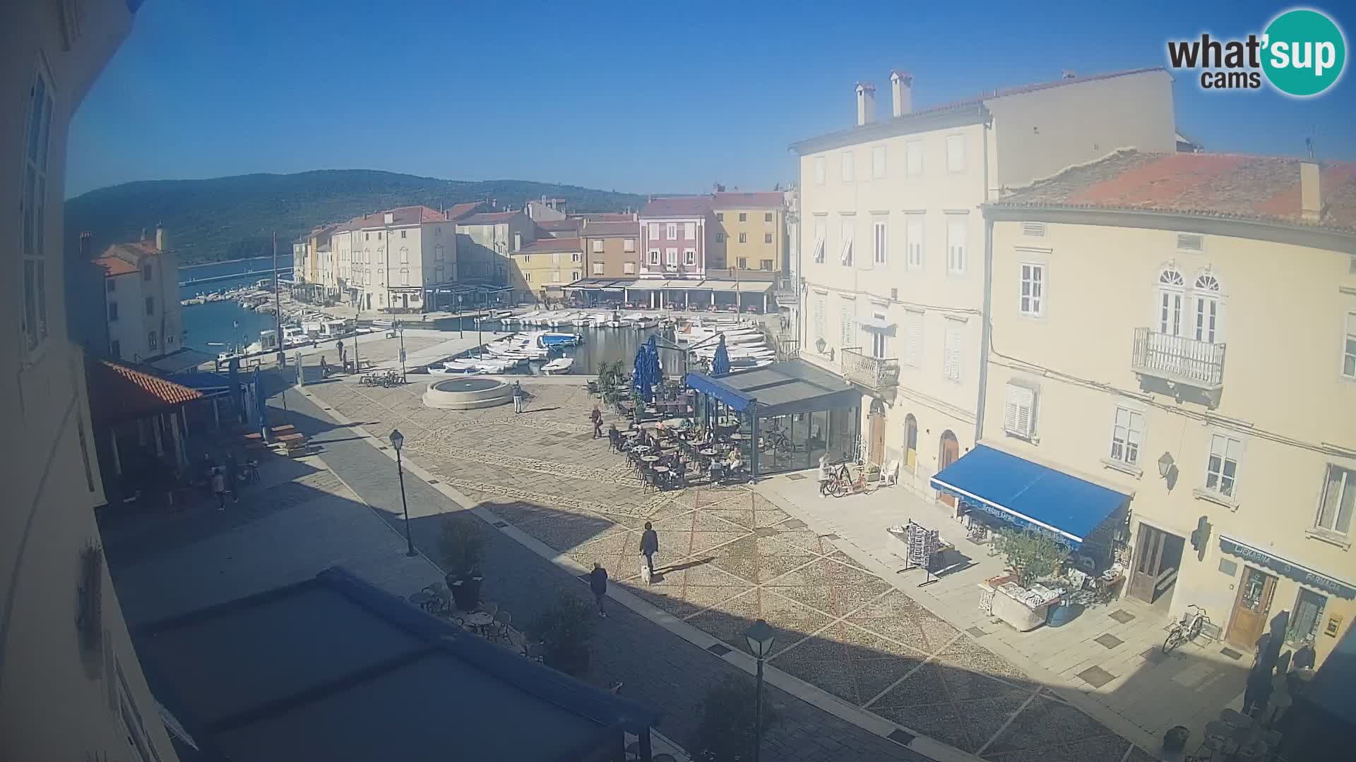 Kamera v ŽIVO Cres mesto – glavni trg in “mandrač” – otok Cres – Hrvaška