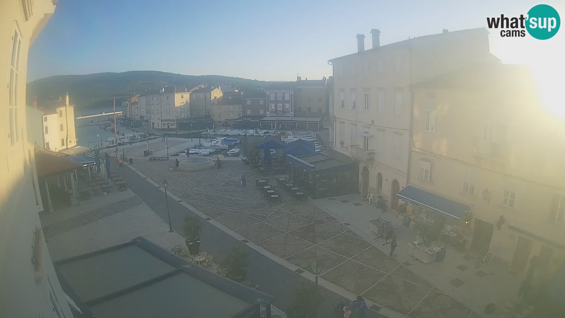 Cámara en vivo ciudad de Cres – plaza principal y “mandrač” – isla de Cres – Croacia