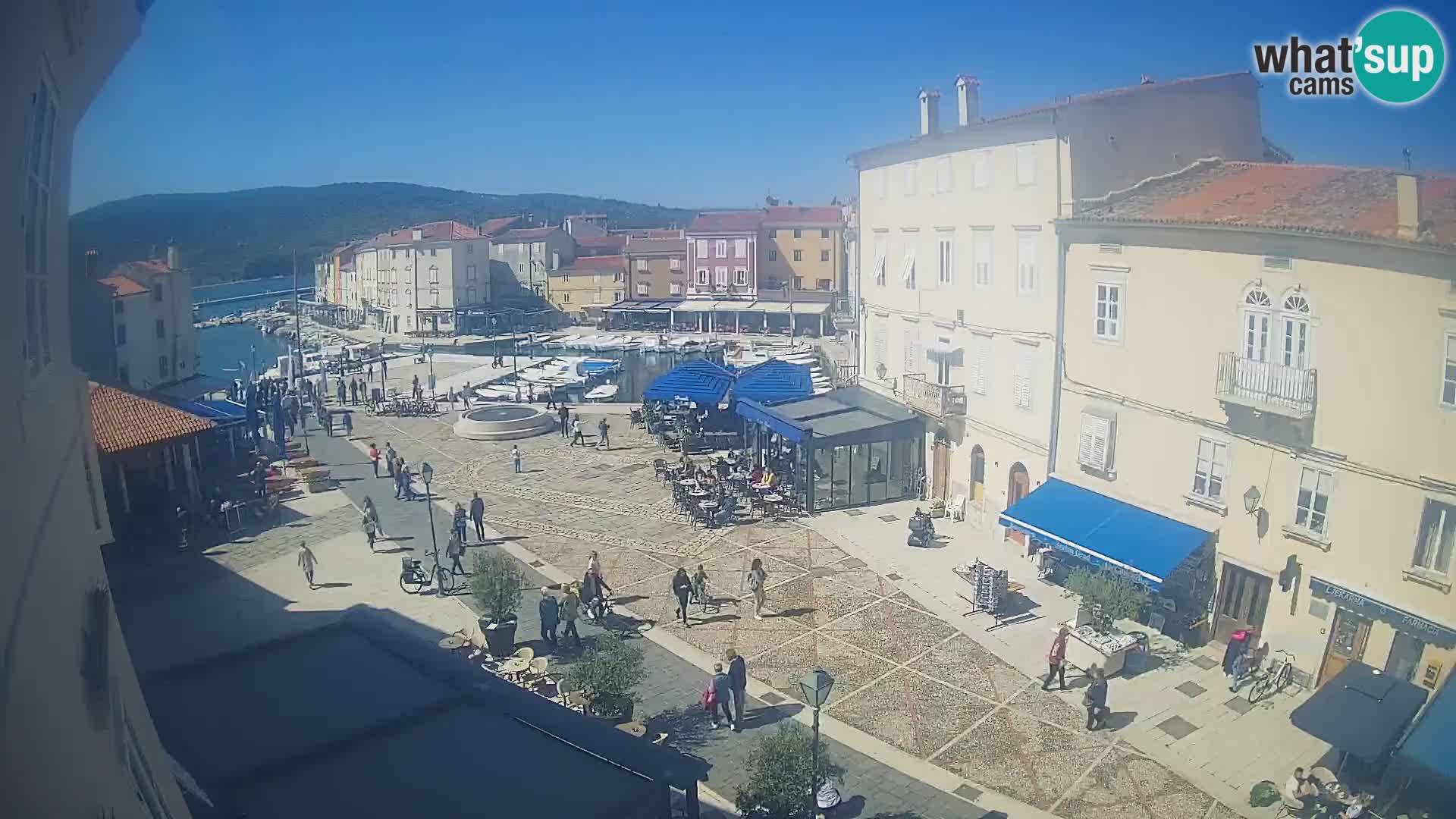 V ŽIVO spletna kamera Cres mesto – glavni trg in “mandrač” – otok Cres – Hrvaška