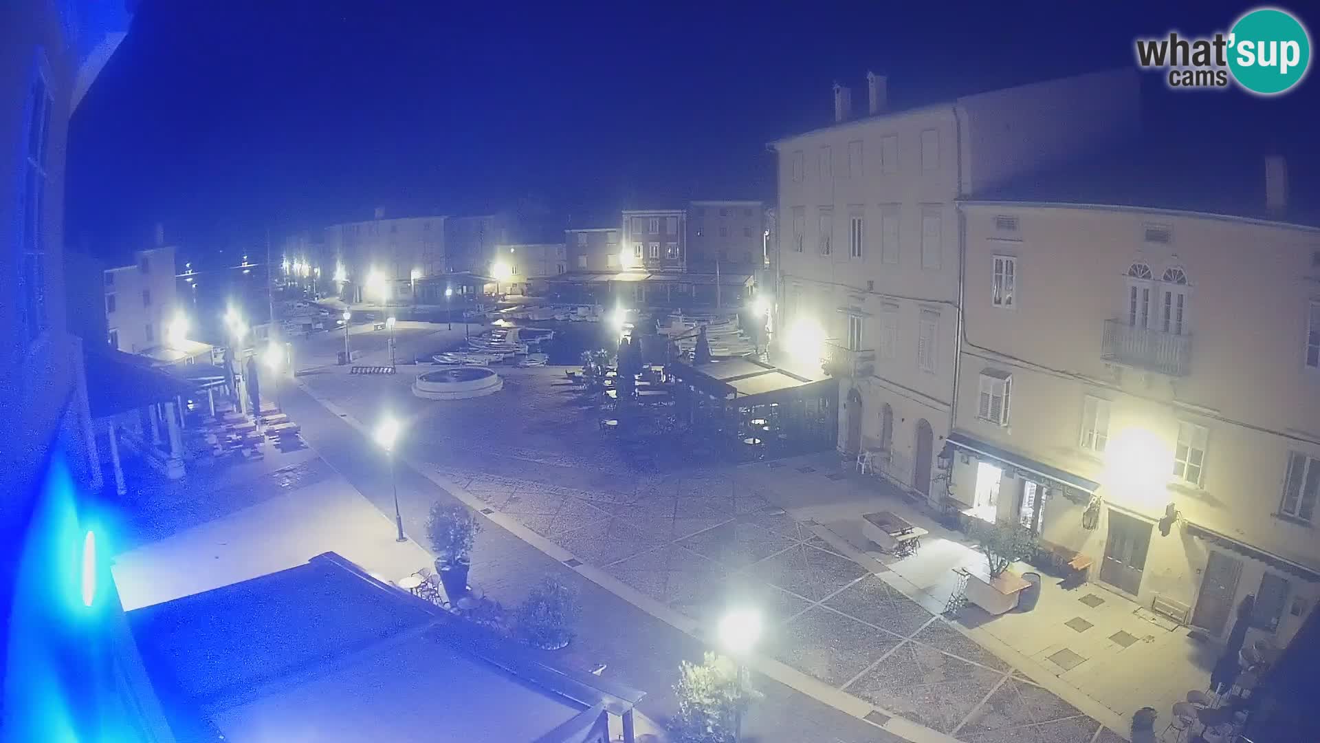 V ŽIVO spletna kamera Cres mesto – glavni trg in “mandrač” – otok Cres – Hrvaška