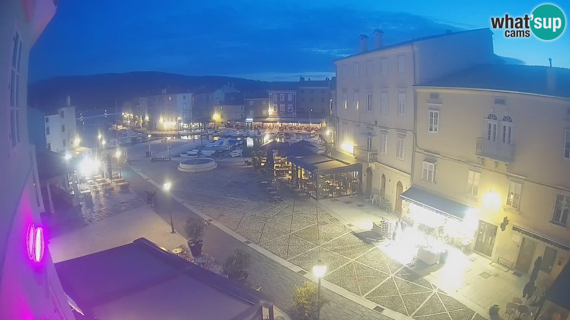 V ŽIVO spletna kamera Cres mesto – glavni trg in “mandrač” – otok Cres – Hrvaška