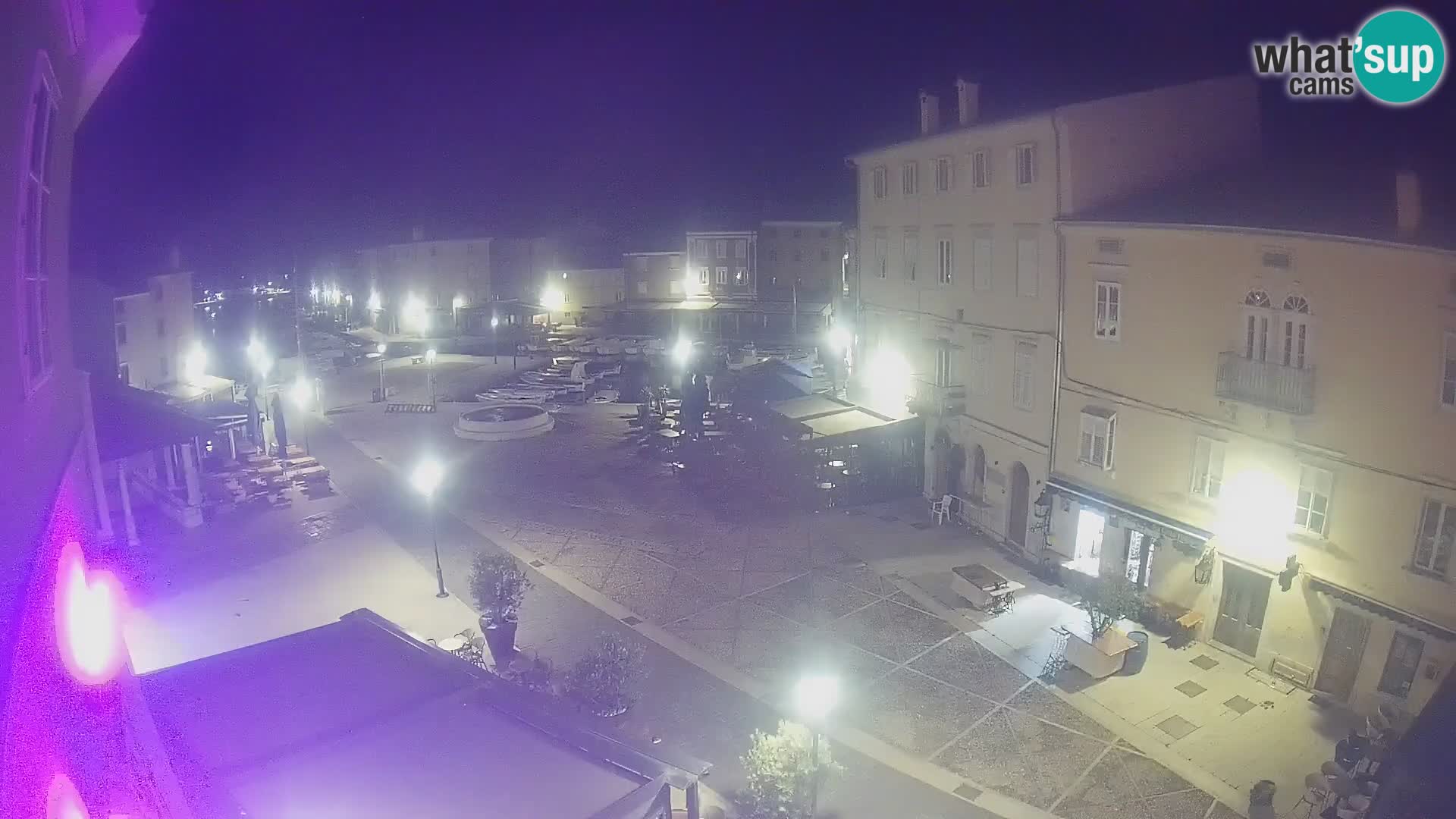 V ŽIVO spletna kamera Cres mesto – glavni trg in “mandrač” – otok Cres – Hrvaška