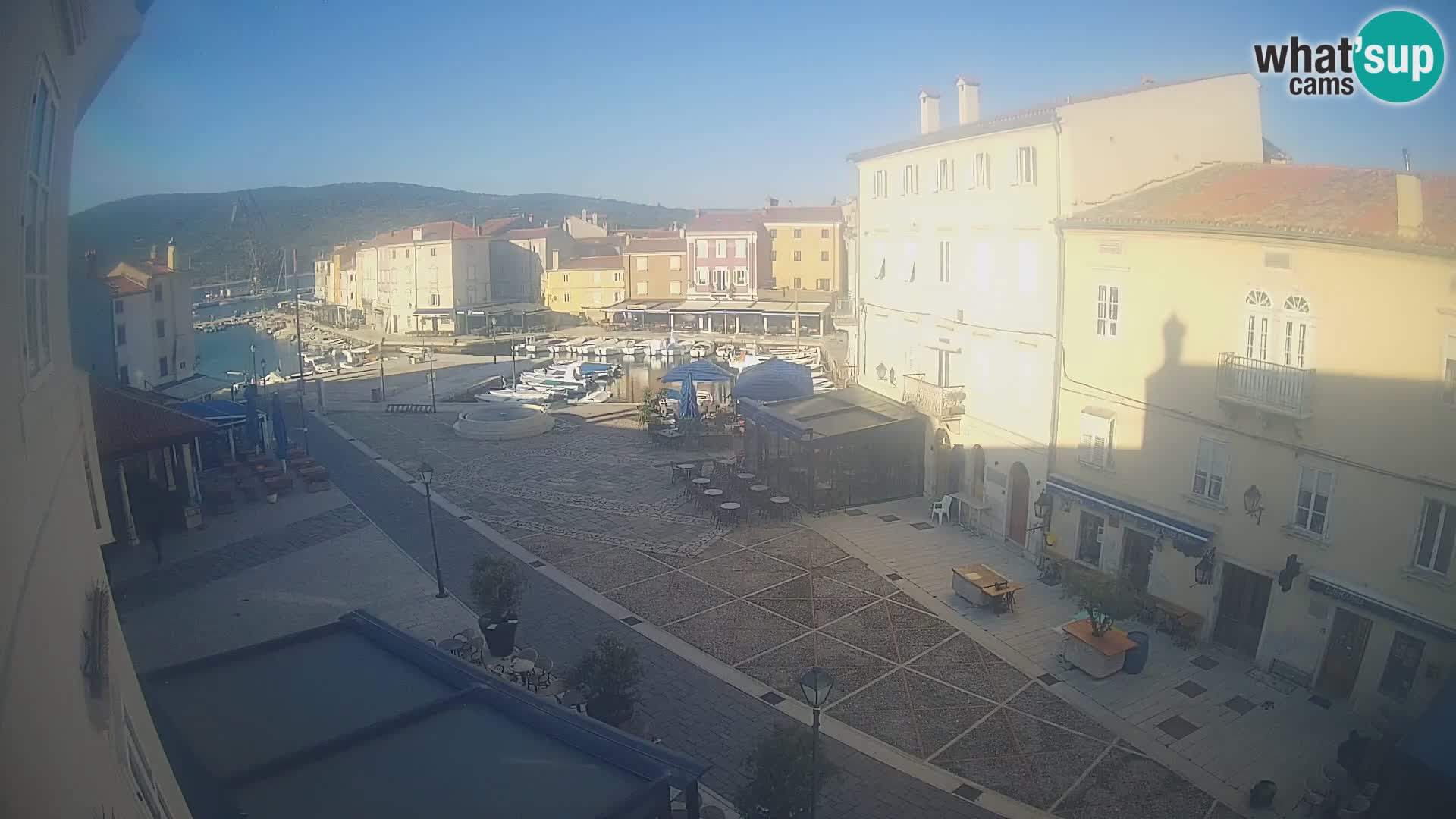 Web kamera Grad Cres – glavni trg i “mandrač” – otok Cres
