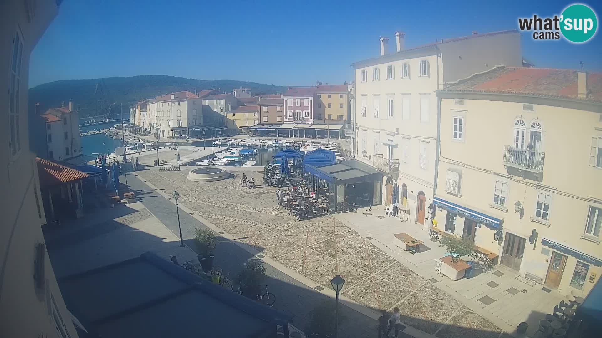 Kamera v ŽIVO Cres mesto – glavni trg in “mandrač” – otok Cres – Hrvaška