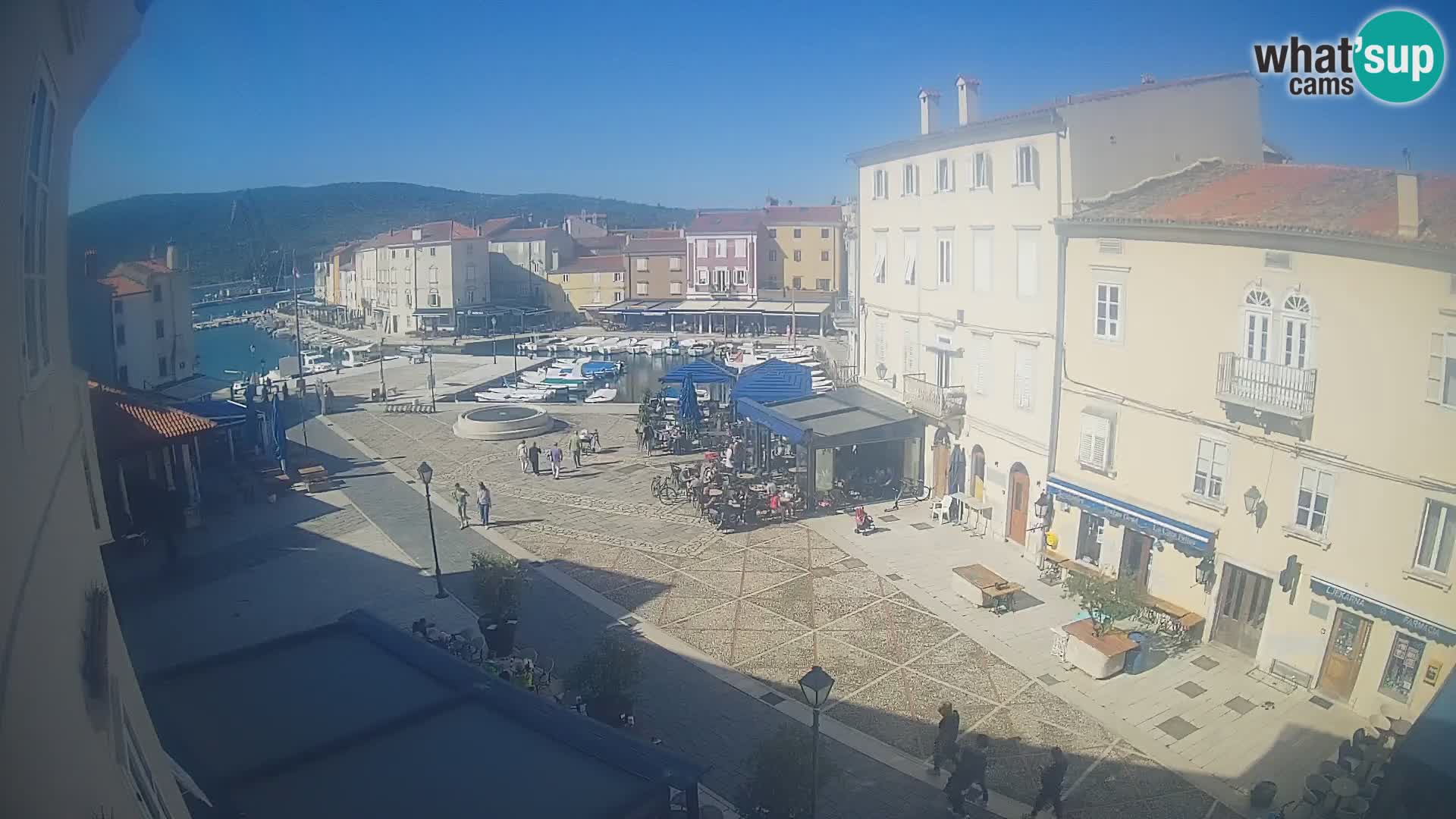Kamera v ŽIVO Cres mesto – glavni trg in “mandrač” – otok Cres – Hrvaška