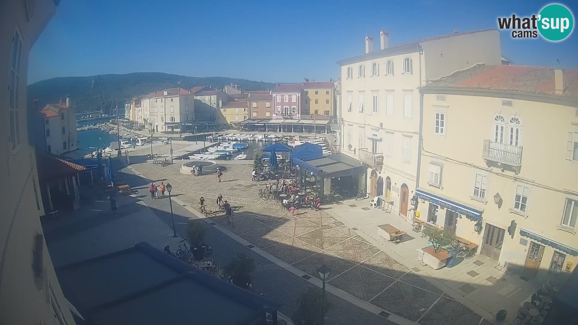 Kamera v ŽIVO Cres mesto – glavni trg in “mandrač” – otok Cres – Hrvaška