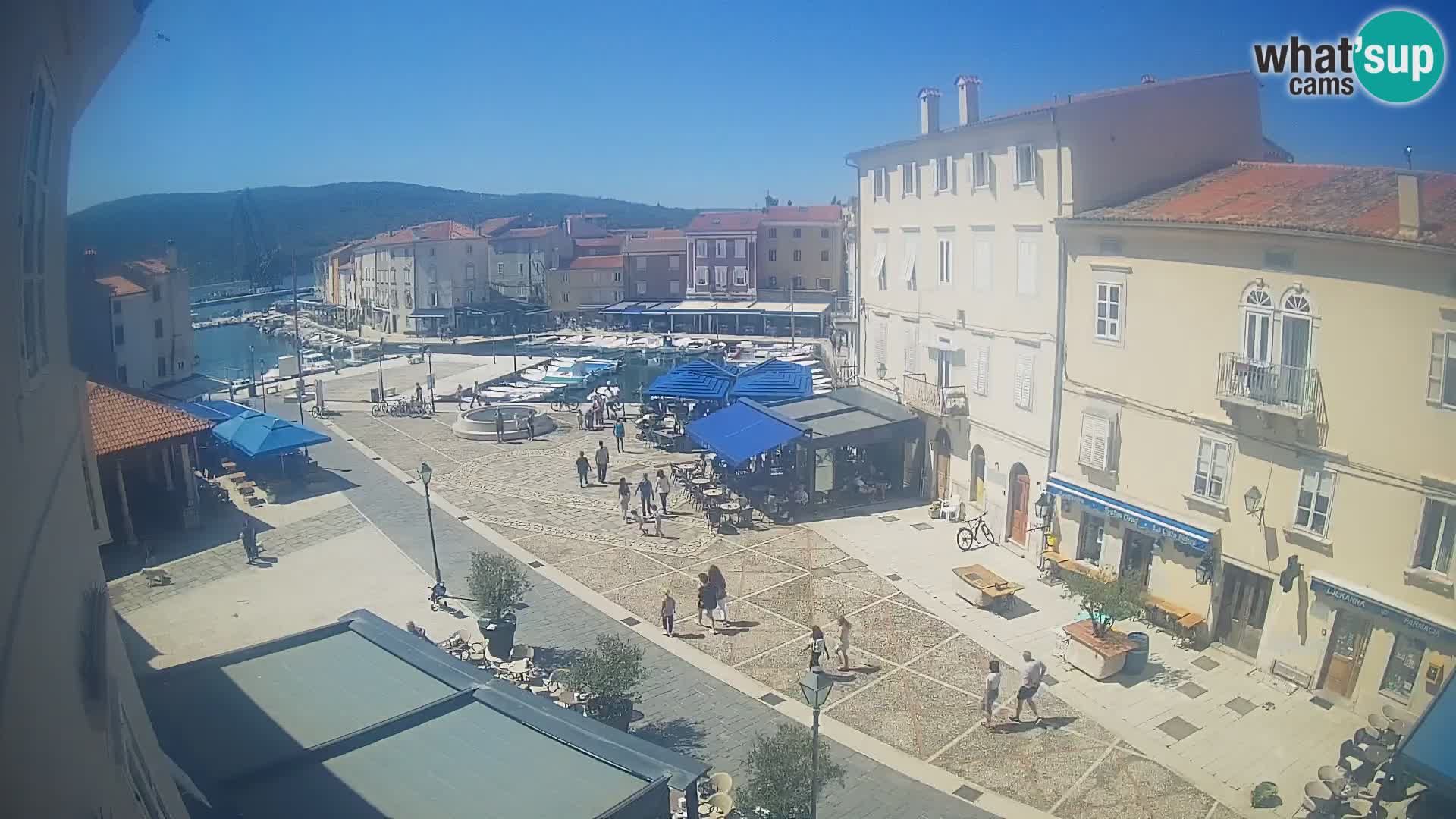 Kamera v ŽIVO Cres mesto – glavni trg in “mandrač” – otok Cres – Hrvaška