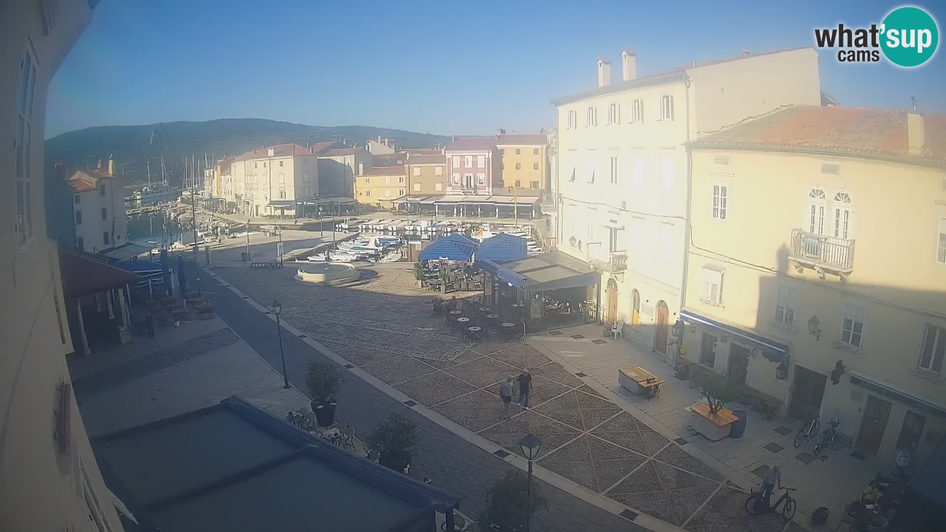 V ŽIVO spletna kamera Cres mesto – glavni trg in “mandrač” – otok Cres – Hrvaška