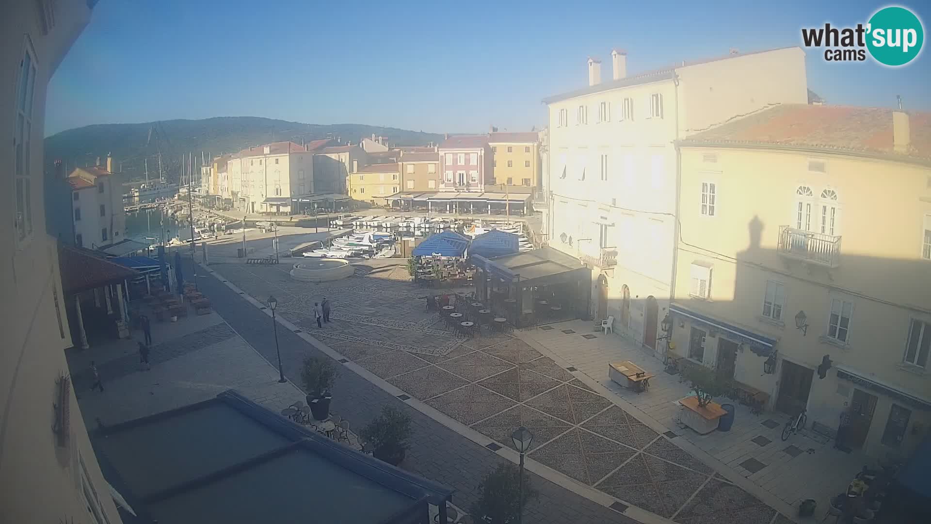 Web kamera Grad Cres – glavni trg i “mandrač” – otok Cres
