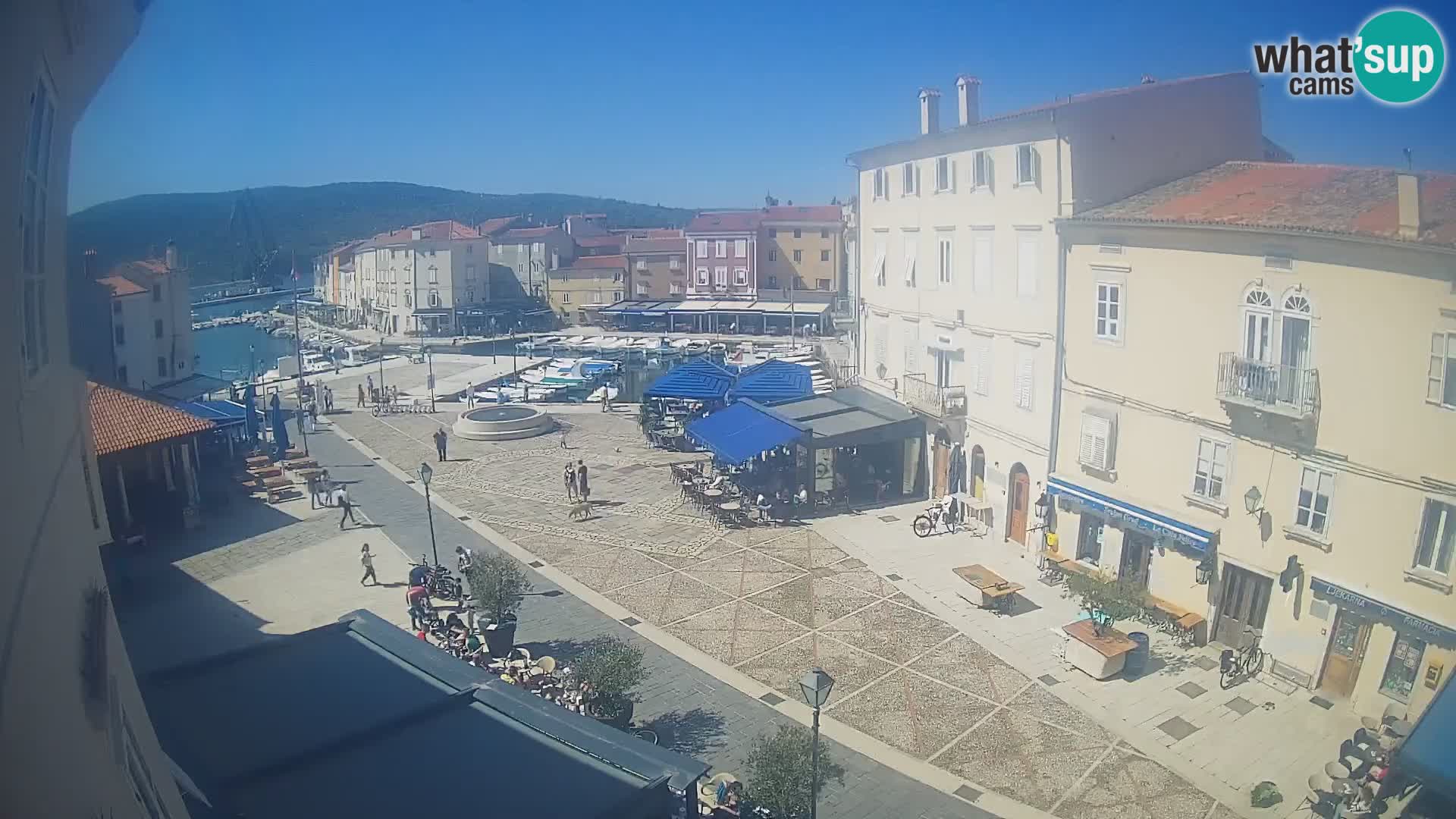 Web kamera Grad Cres – glavni trg i “mandrač” – otok Cres