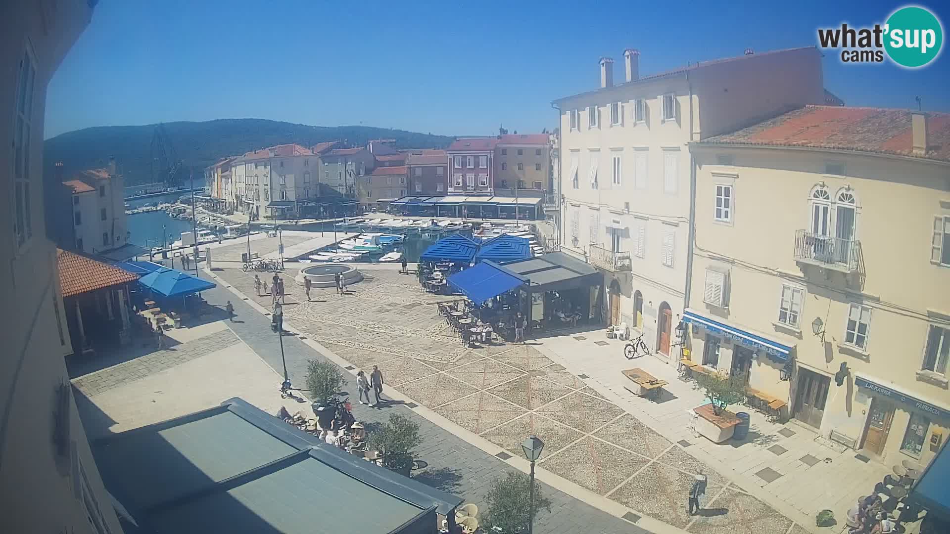 Kamera v ŽIVO Cres mesto – glavni trg in “mandrač” – otok Cres – Hrvaška