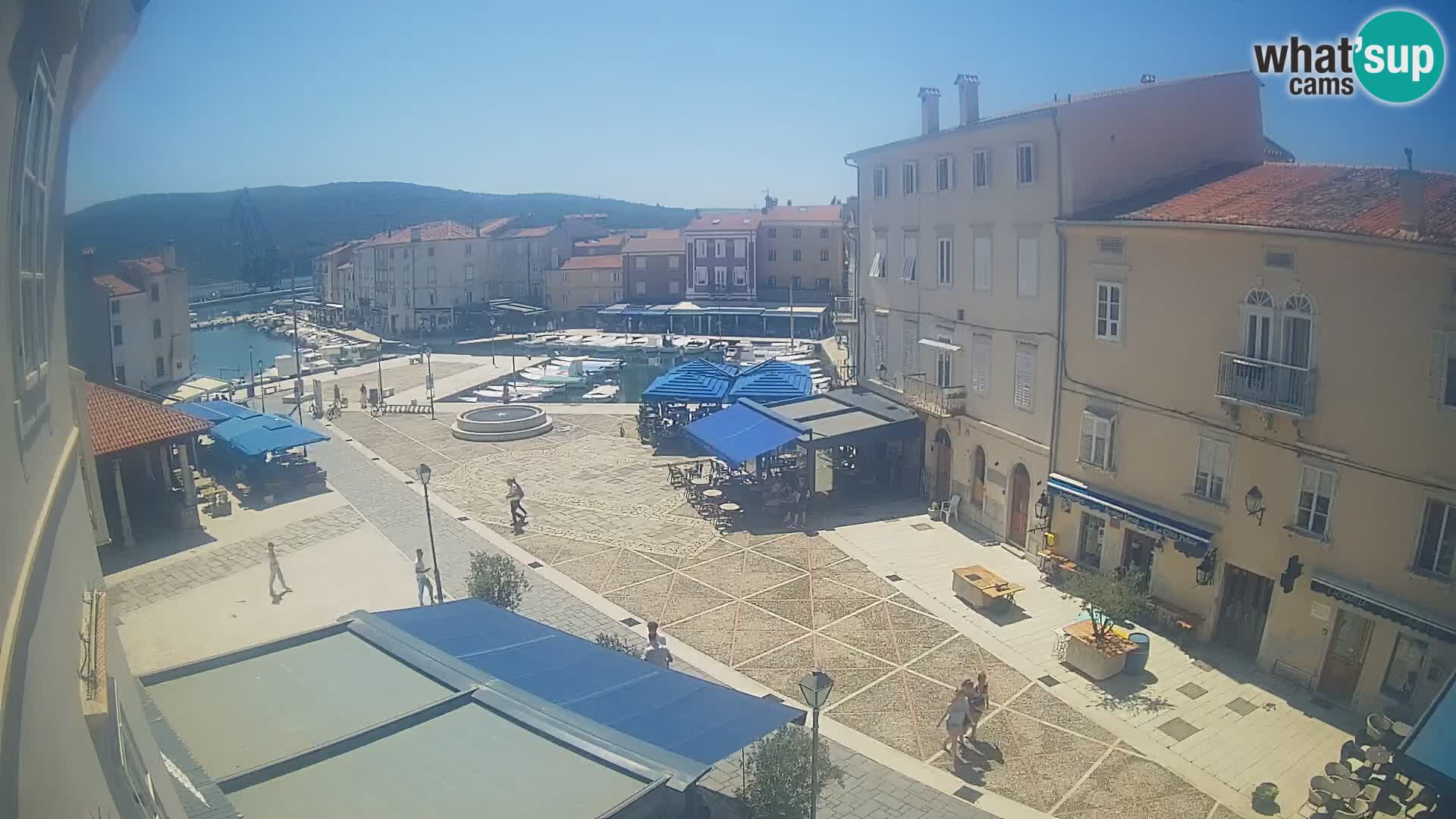 V ŽIVO spletna kamera Cres mesto – glavni trg in “mandrač” – otok Cres – Hrvaška