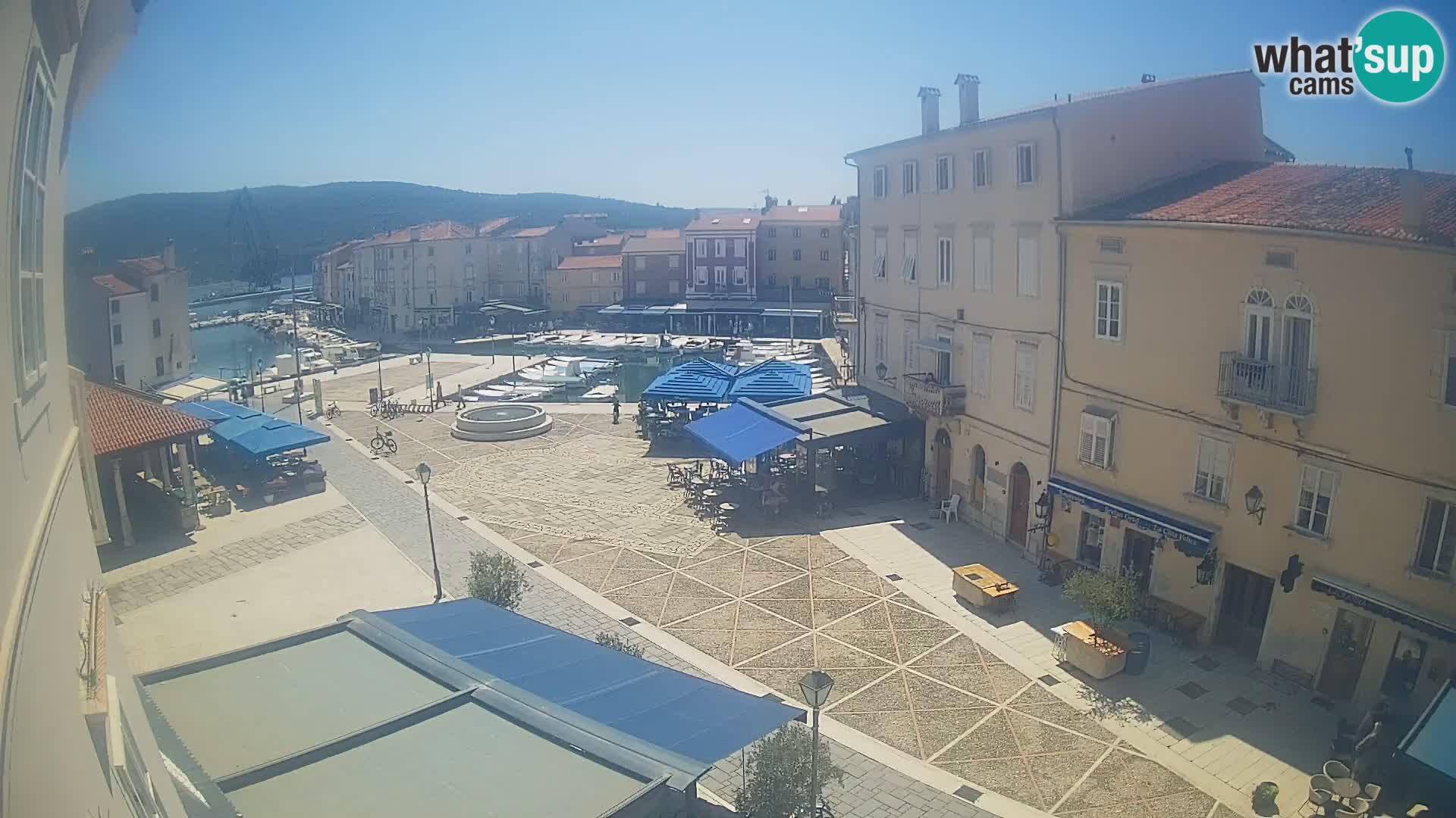 Kamera v ŽIVO Cres mesto – glavni trg in “mandrač” – otok Cres – Hrvaška