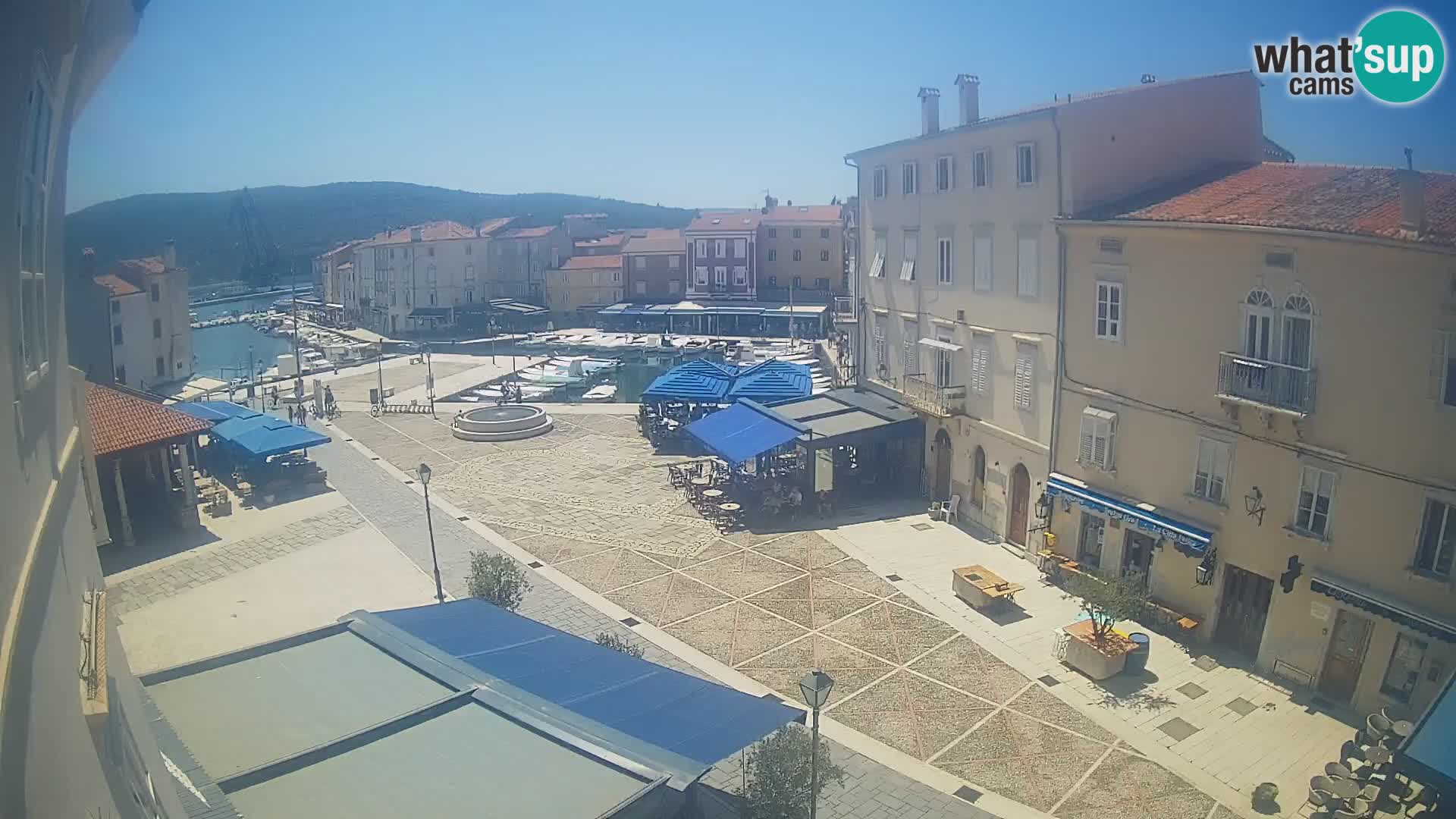 Kamera v ŽIVO Cres mesto – glavni trg in “mandrač” – otok Cres – Hrvaška