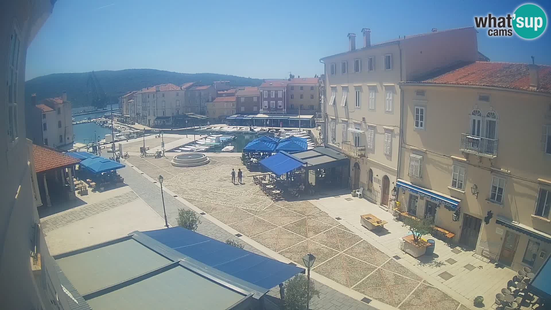 V ŽIVO spletna kamera Cres mesto – glavni trg in “mandrač” – otok Cres – Hrvaška