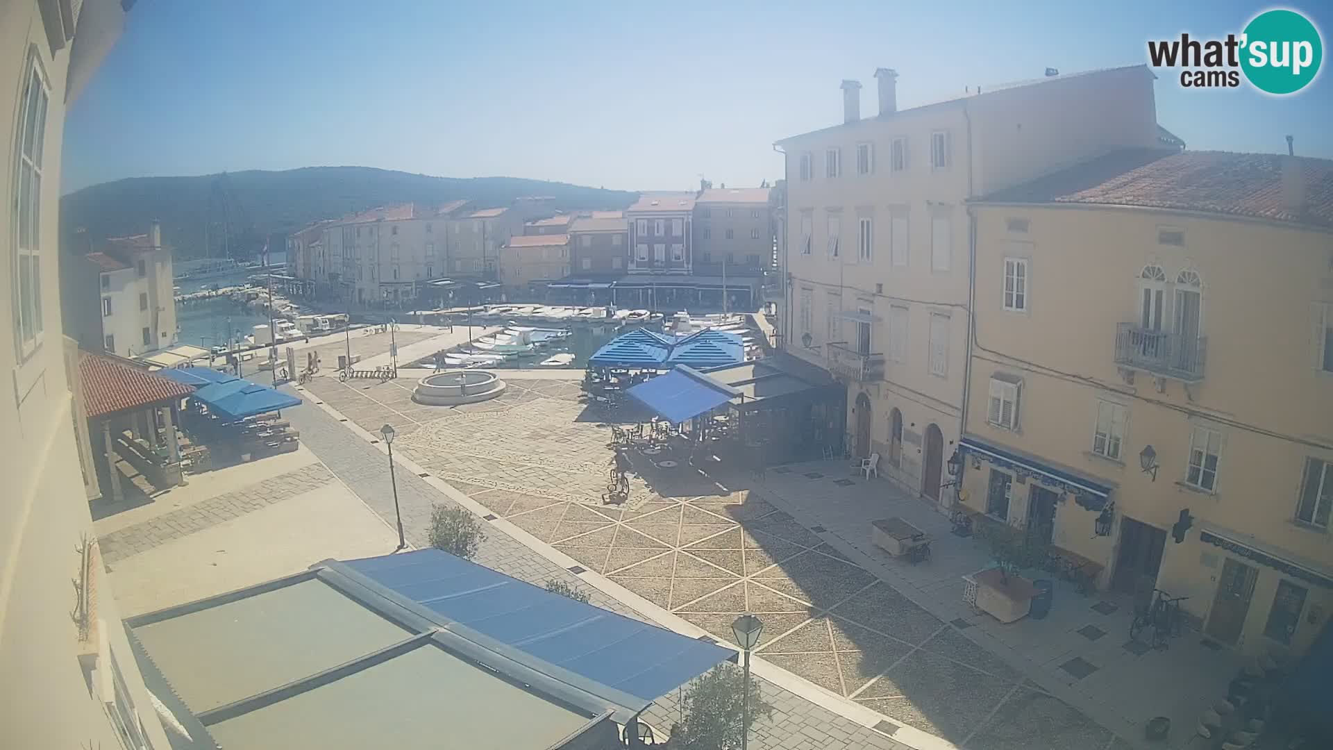 Kamera v ŽIVO Cres mesto – glavni trg in “mandrač” – otok Cres – Hrvaška