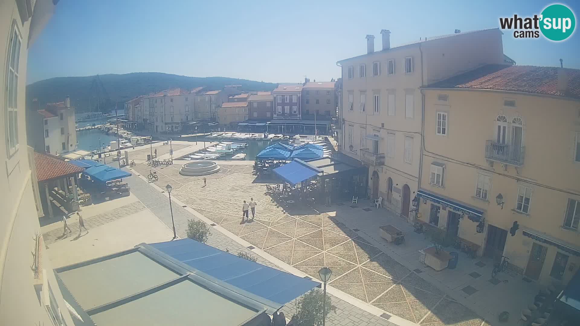 Web kamera Grad Cres – glavni trg i “mandrač” – otok Cres
