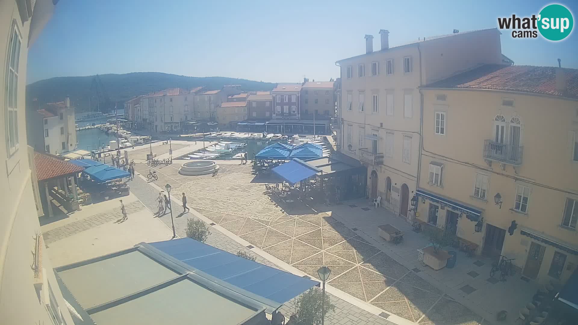 Kamera v ŽIVO Cres mesto – glavni trg in “mandrač” – otok Cres – Hrvaška