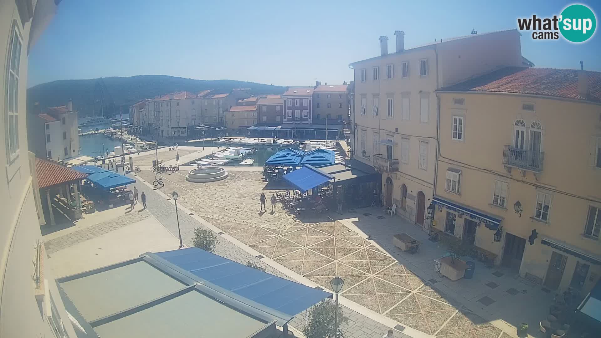 V ŽIVO spletna kamera Cres mesto – glavni trg in “mandrač” – otok Cres – Hrvaška