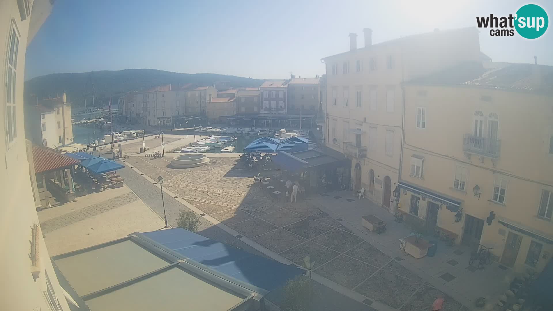 Web kamera Grad Cres – glavni trg i “mandrač” – otok Cres