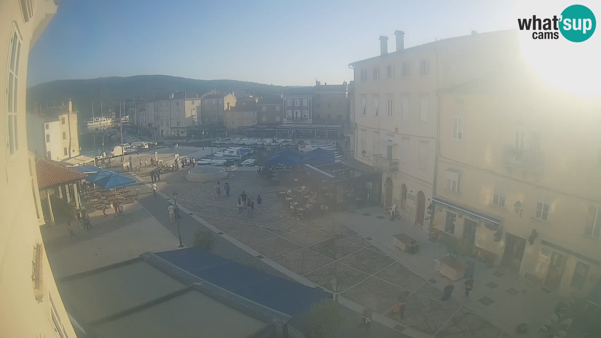 V ŽIVO spletna kamera Cres mesto – glavni trg in “mandrač” – otok Cres – Hrvaška
