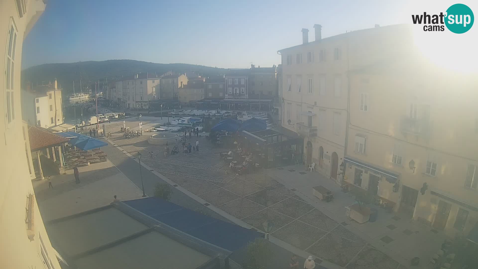 Web kamera Grad Cres – glavni trg i “mandrač” – otok Cres
