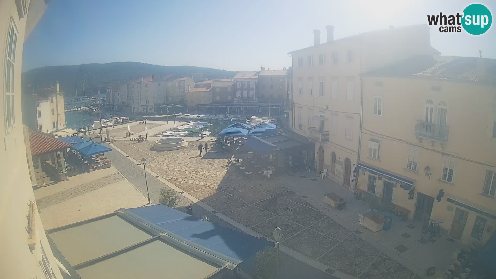 V ŽIVO spletna kamera Cres mesto – glavni trg in “mandrač” – otok Cres – Hrvaška