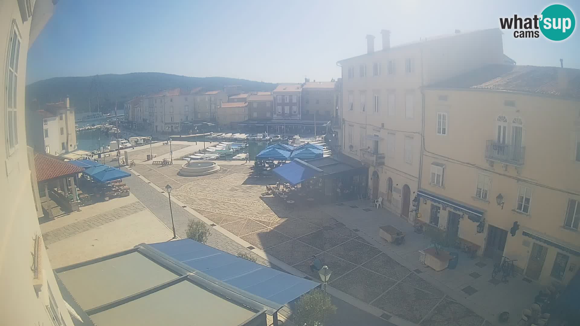 Kamera v ŽIVO Cres mesto – glavni trg in “mandrač” – otok Cres – Hrvaška