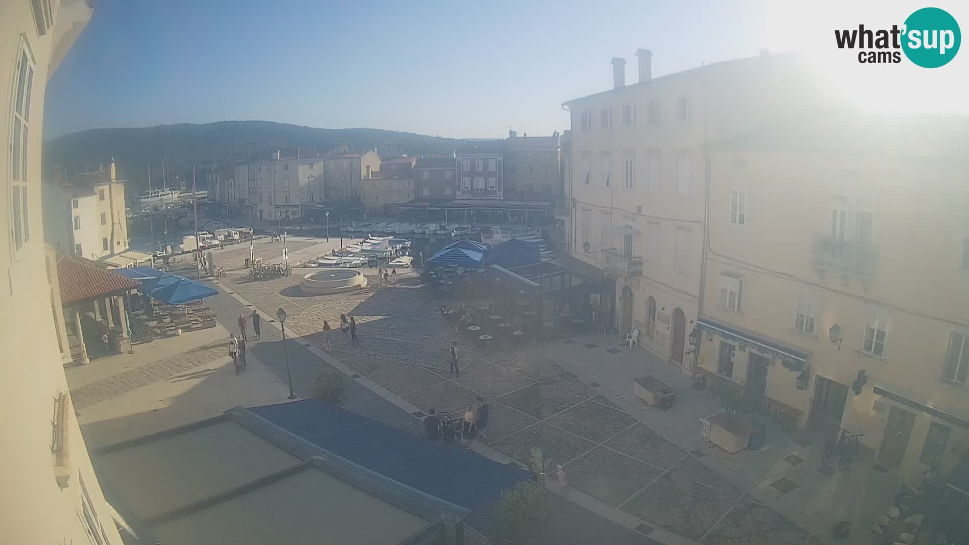 Web kamera Grad Cres – glavni trg i “mandrač” – otok Cres