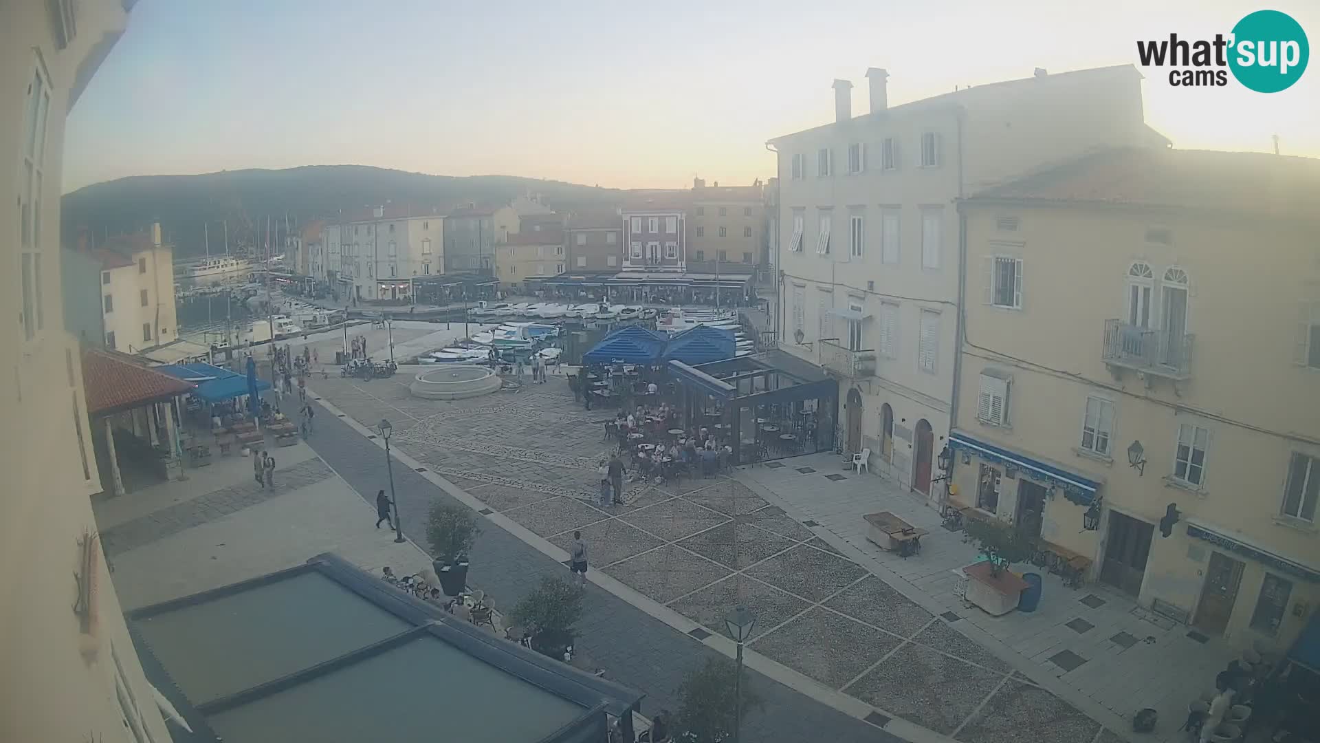 Kamera v ŽIVO Cres mesto – glavni trg in “mandrač” – otok Cres – Hrvaška