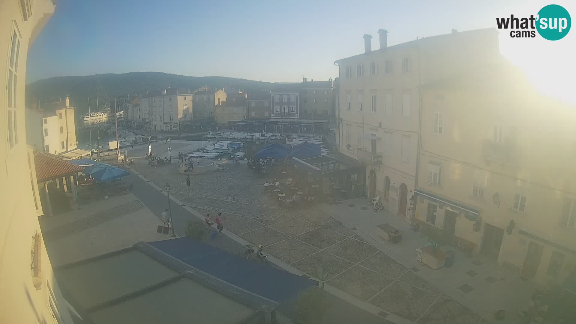 V ŽIVO spletna kamera Cres mesto – glavni trg in “mandrač” – otok Cres – Hrvaška