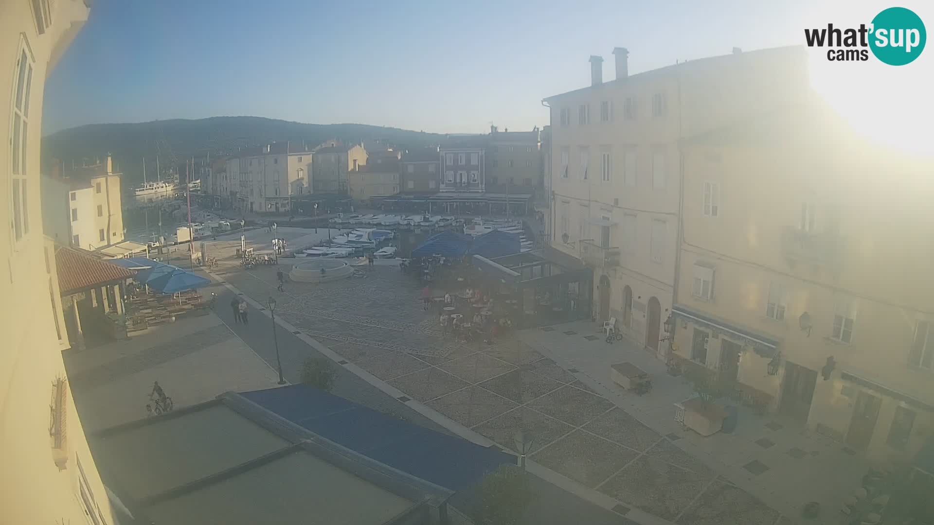V ŽIVO spletna kamera Cres mesto – glavni trg in “mandrač” – otok Cres – Hrvaška