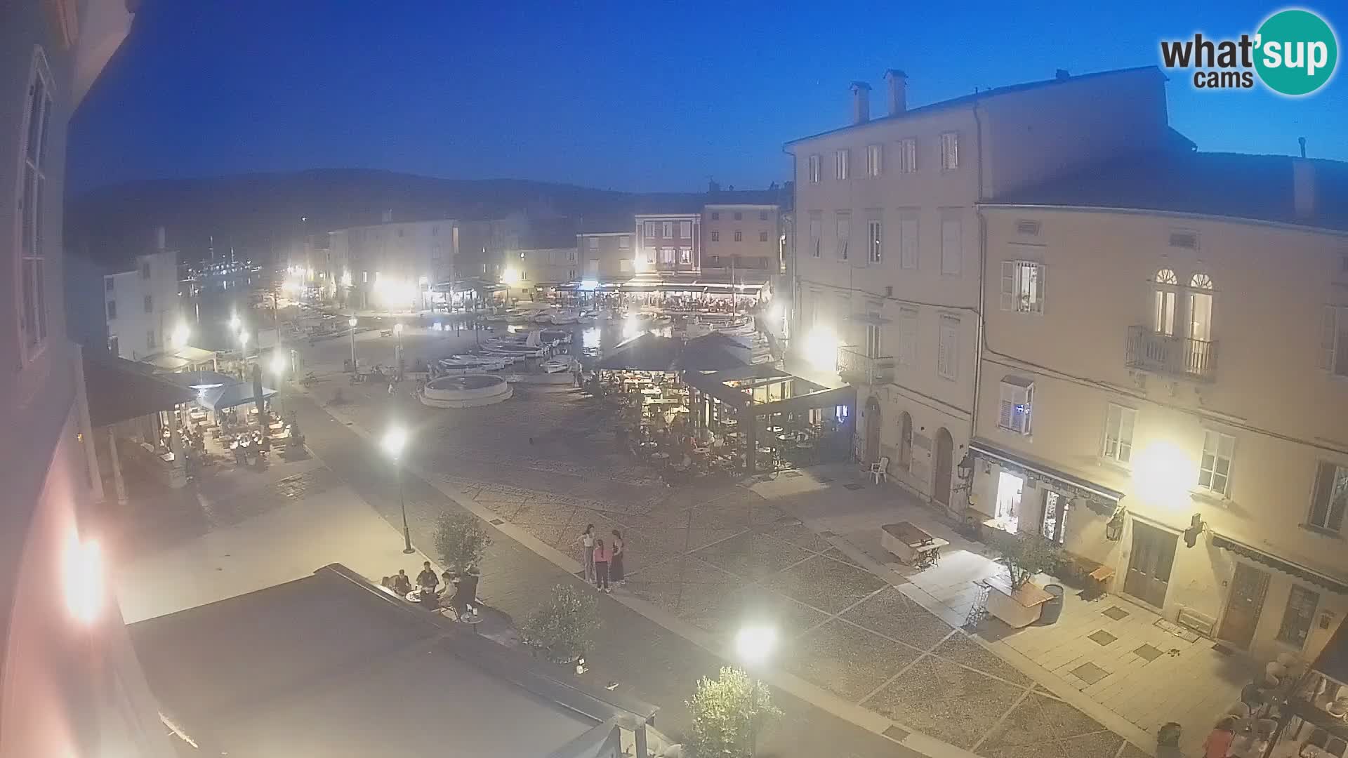 V ŽIVO spletna kamera Cres mesto – glavni trg in “mandrač” – otok Cres – Hrvaška