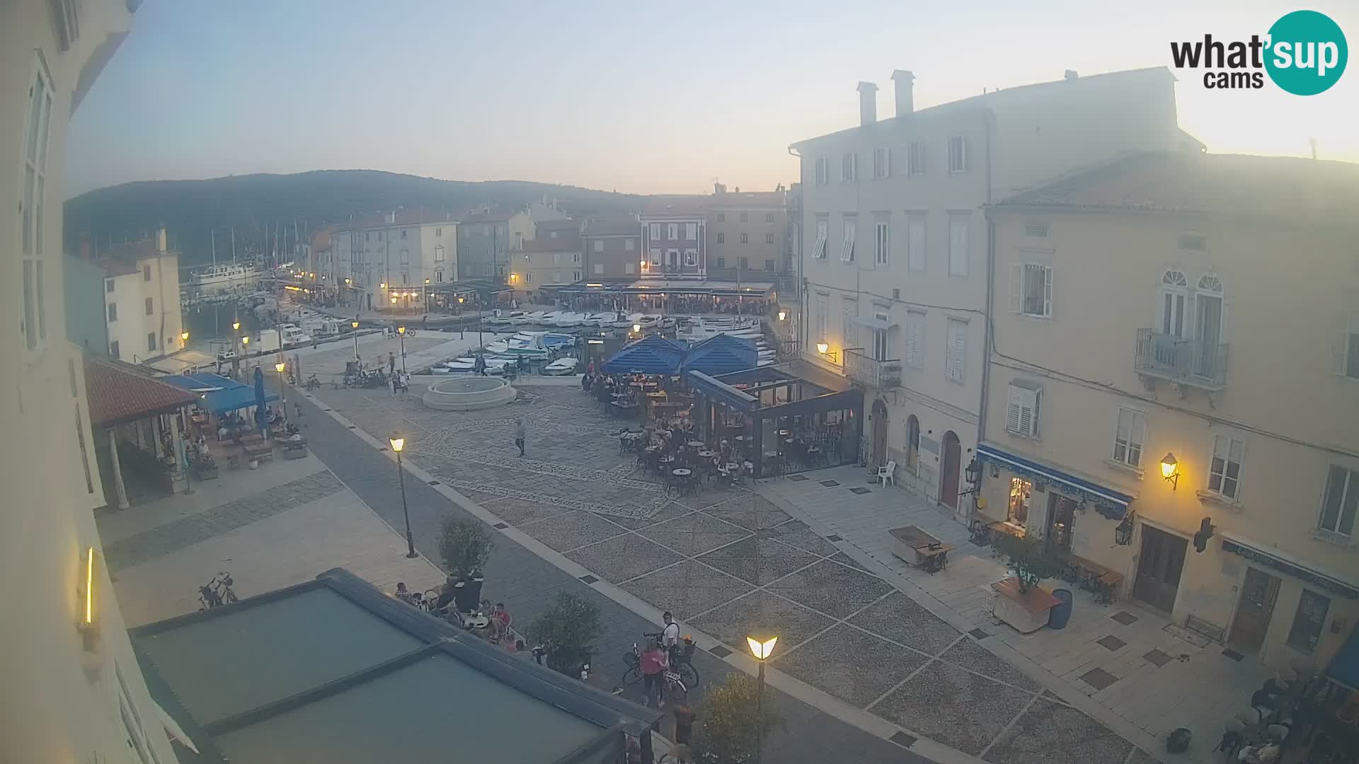 LIVE cam Cres city – place principale et “mandrač” – île de Cres – Croatie