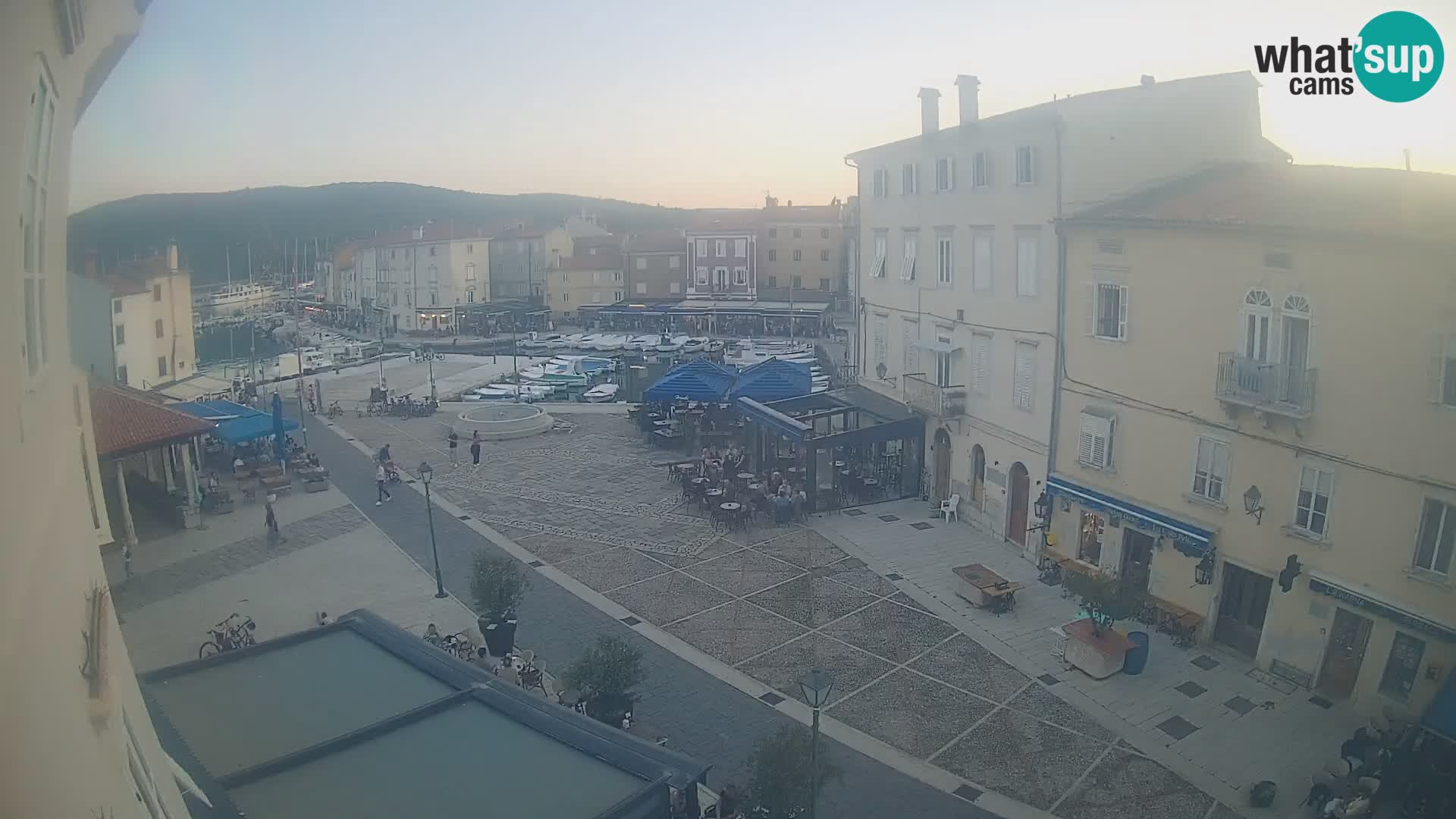 Cámara en vivo ciudad de Cres – plaza principal y “mandrač” – isla de Cres – Croacia
