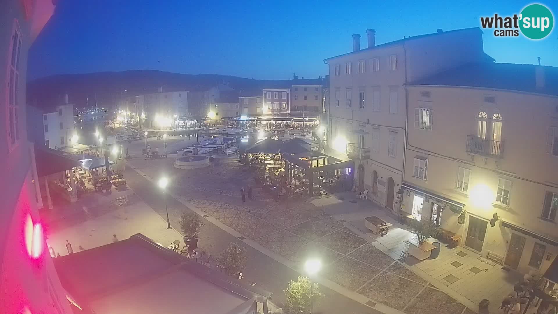 Kamera v ŽIVO Cres mesto – glavni trg in “mandrač” – otok Cres – Hrvaška