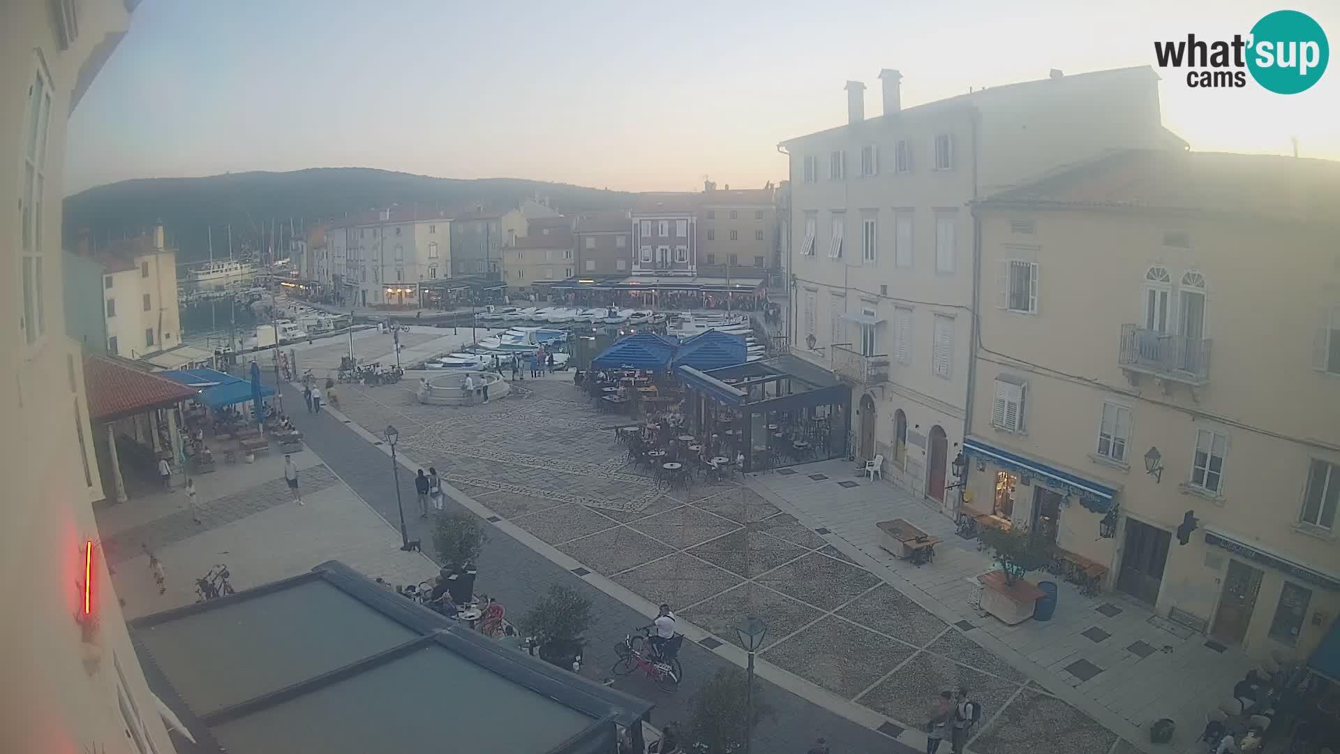 Cámara en vivo ciudad de Cres – plaza principal y “mandrač” – isla de Cres – Croacia
